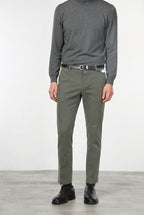 Milano Chinohose Herren in Stretch-Gabardine, Extra Slim Fit ①