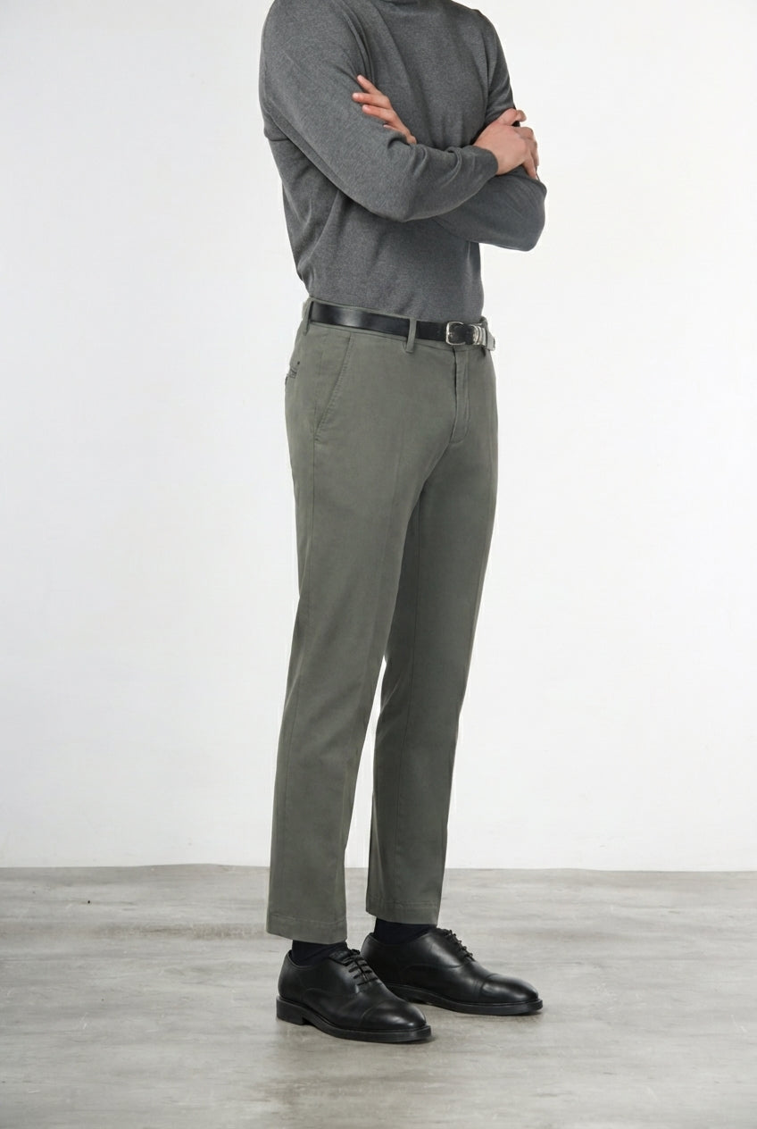 Milano Chinohose Herren in Stretch-Gabardine, Extra Slim Fit ①