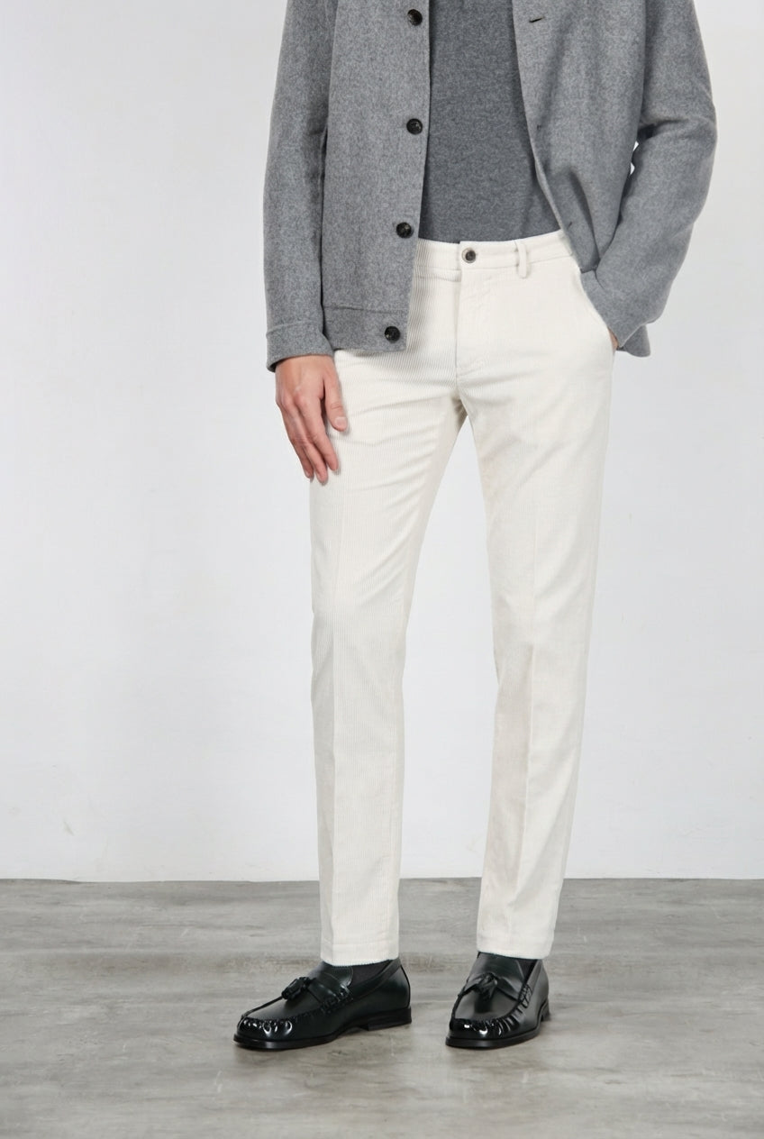 Milano Chinohose für Herren aus 500-Rippen-Feincord, Extra Slim Fit ①