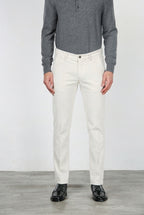 Milano Chinohose für Herren aus 500-Rippen-Feincord, Extra Slim Fit ①