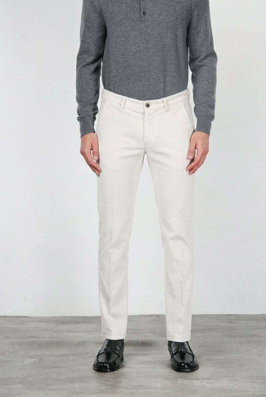 Milano Chinohose für Herren aus 500-Rippen-Feincord, Extra Slim Fit ①