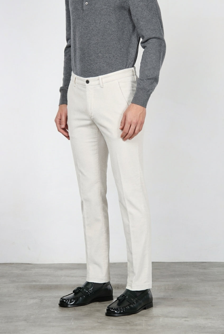 Milano Chinohose für Herren aus 500-Rippen-Feincord, Extra Slim Fit ①