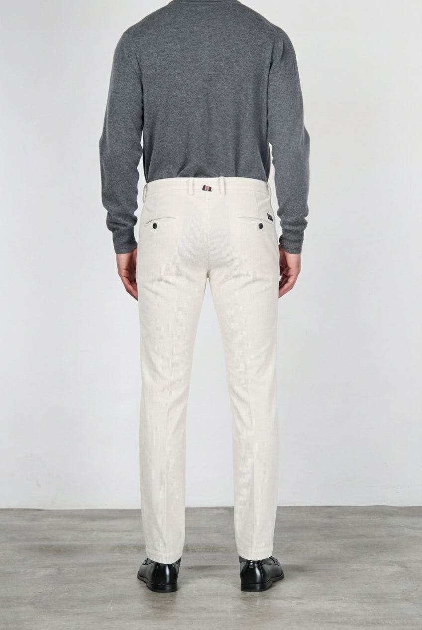 Milano Chinohose für Herren aus 500-Rippen-Feincord, Extra Slim Fit ①