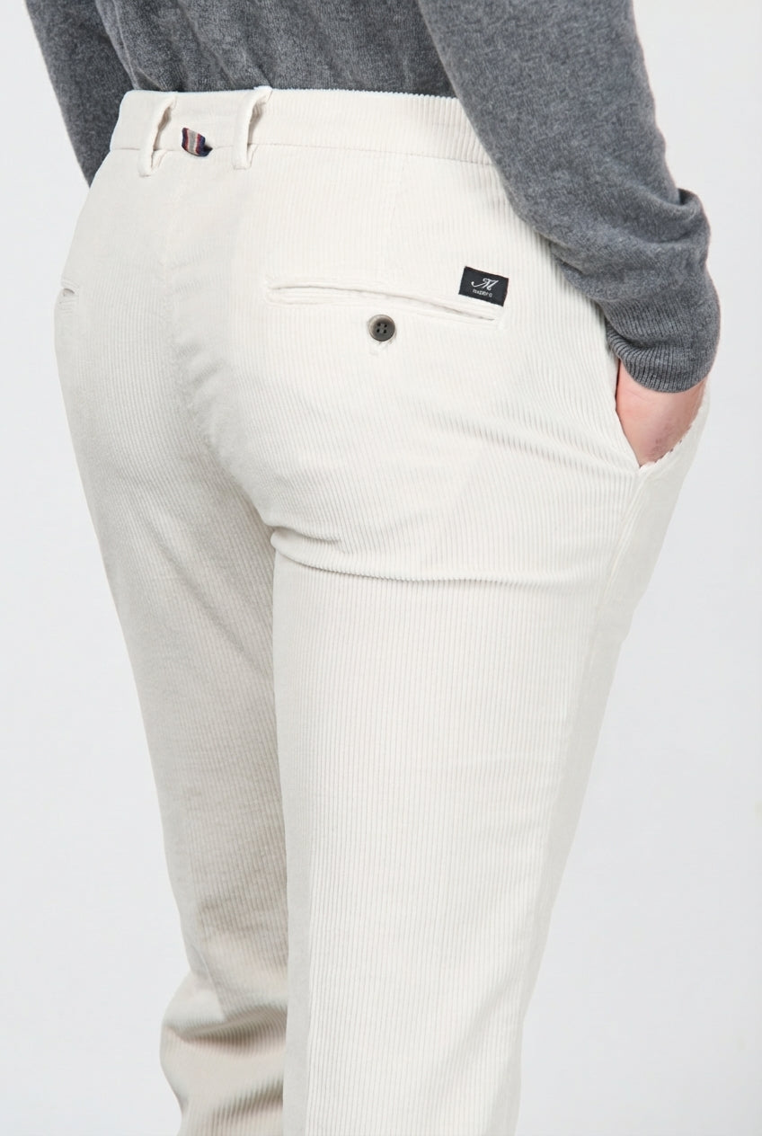 Milano Chinohose für Herren aus 500-Rippen-Feincord, Extra Slim Fit ①
