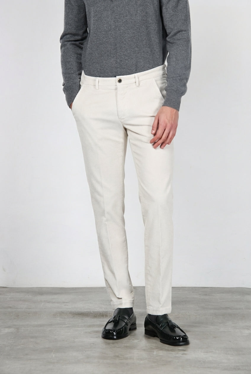 Milano Chinohose für Herren aus 500-Rippen-Feincord, Extra Slim Fit ①