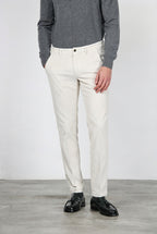 Milano Chinohose für Herren aus 500-Rippen-Feincord, Extra Slim Fit ①