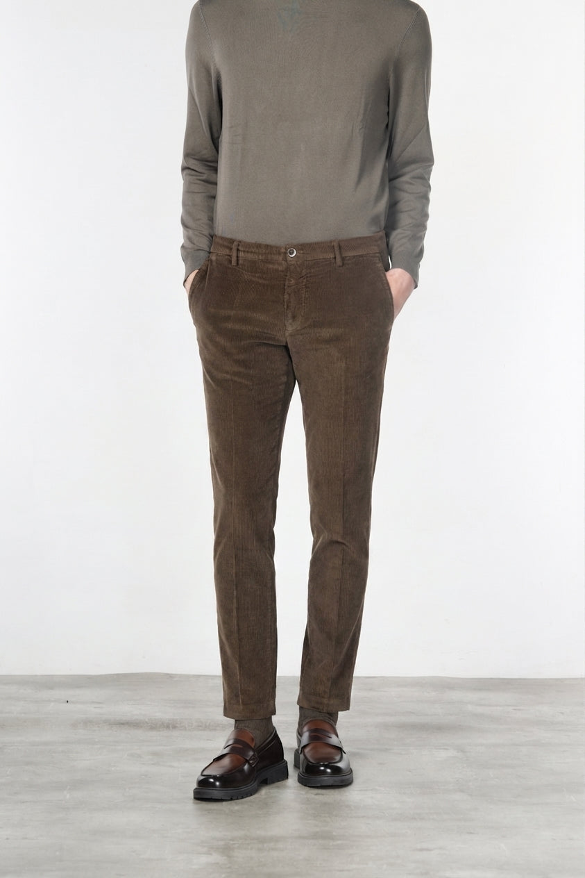 Milano Chinohose für Herren aus 500-Rippen-Feincord, Extra Slim Fit ①