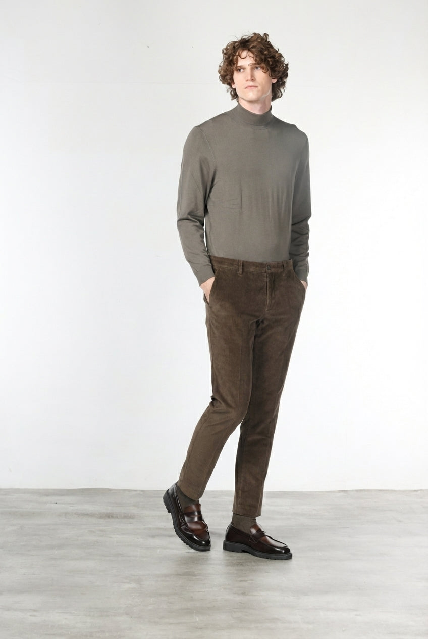 Milano Chinohose für Herren aus 500-Rippen-Feincord, Extra Slim Fit ①
