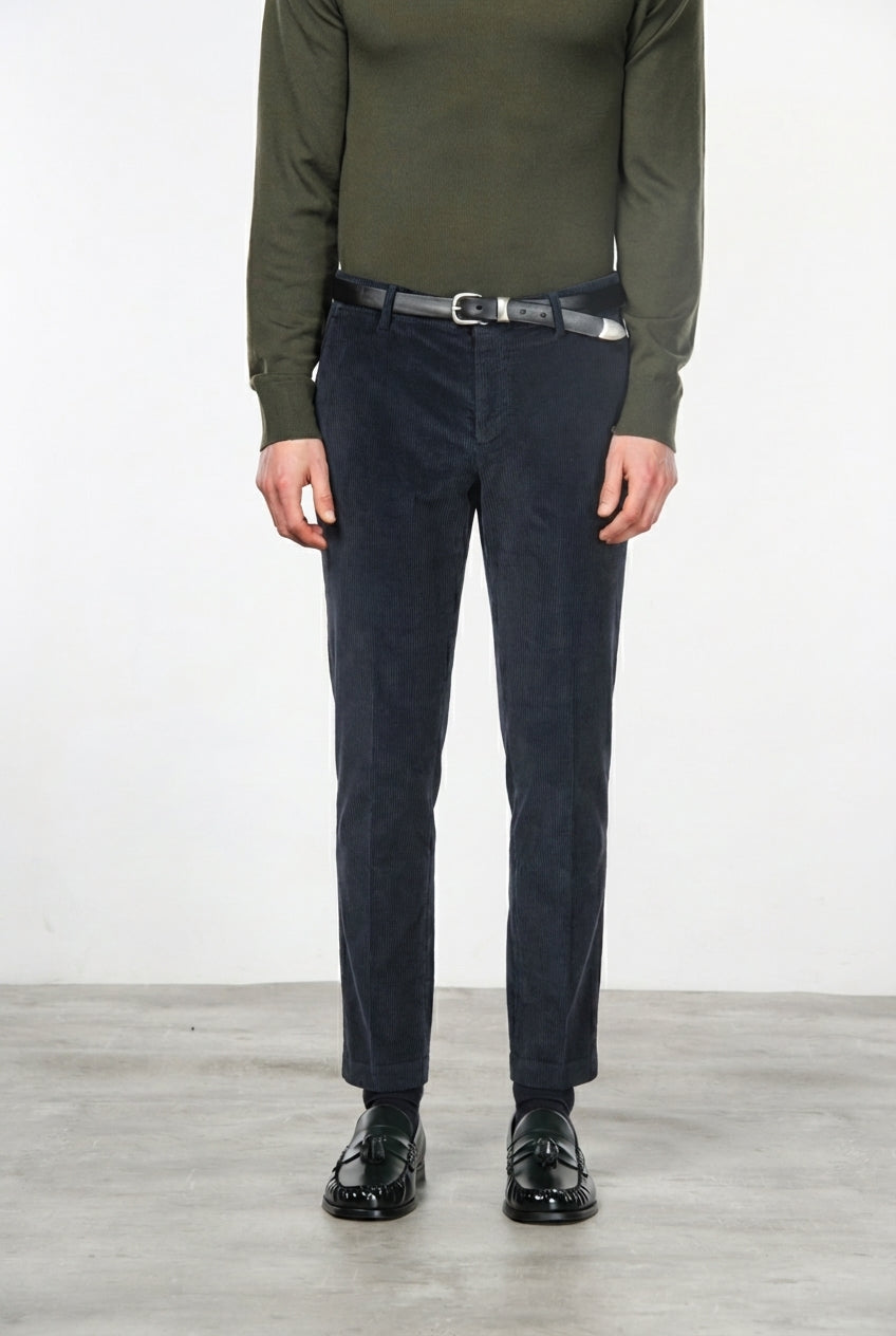 Milano Chinohose für Herren aus 500-Rippen-Feincord, Extra Slim Fit ①