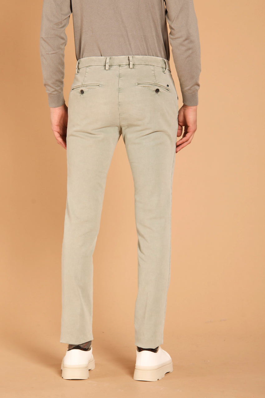 immagine 5 di pantalone chino uomo modello Milano Style Essential, di colore salvia,fit extra slim di Mason's