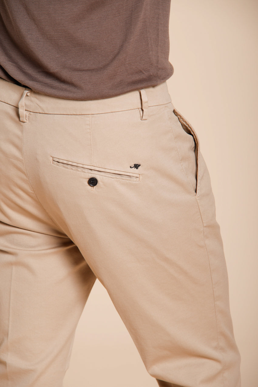 Osaka pantalone chino uomo in tricotina fine di cotone e lyocell carrot fit