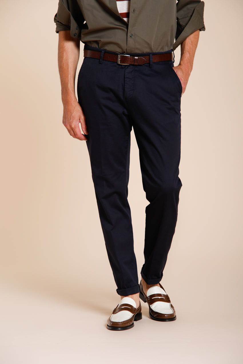 Osaka pantalone chino uomo in tricotina fine di cotone e lyocell carrot fit