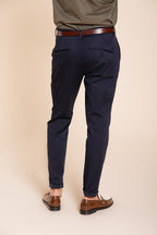 Osaka pantalone chino uomo in tricotina fine di cotone e lyocell carrot fit