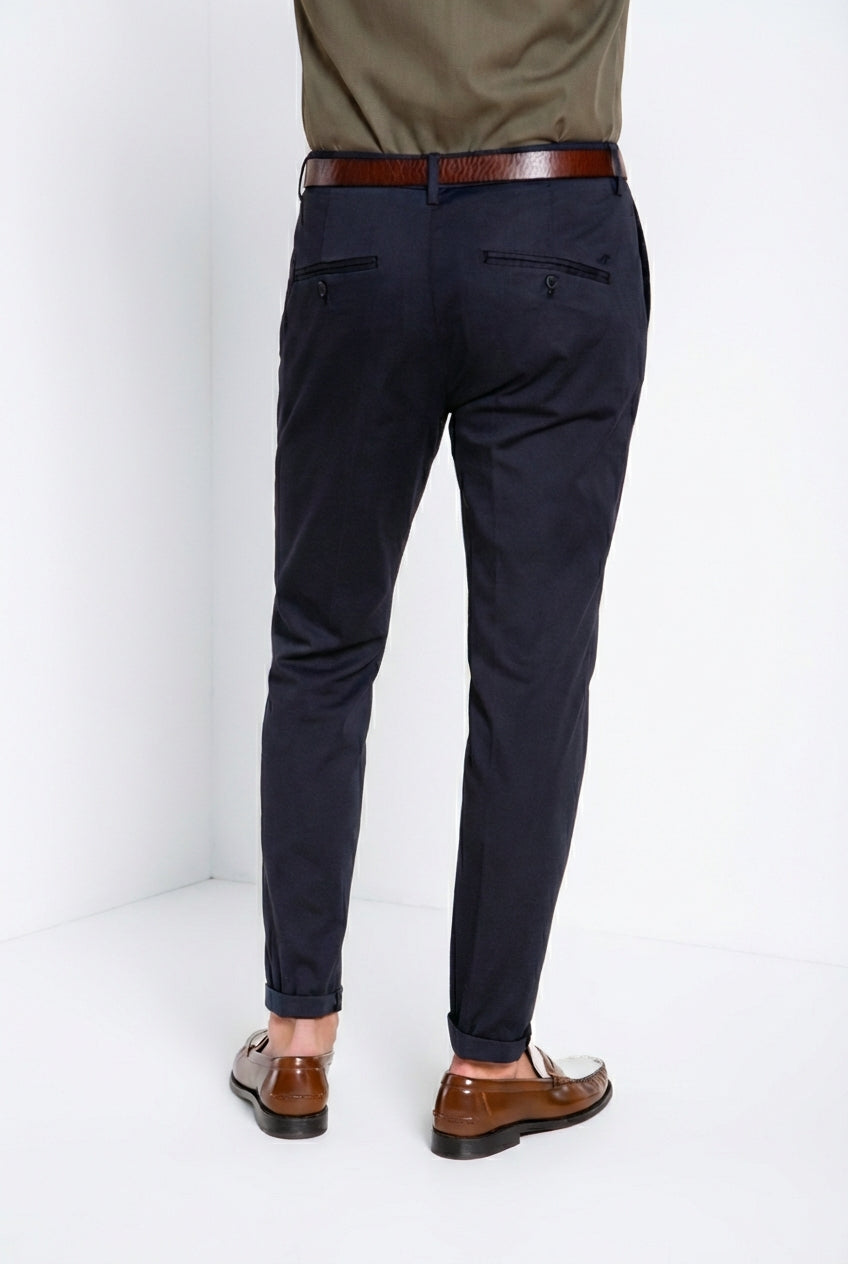 Osaka pantalone chino uomo in tricotina fine di cotone e lyocell carrot fit