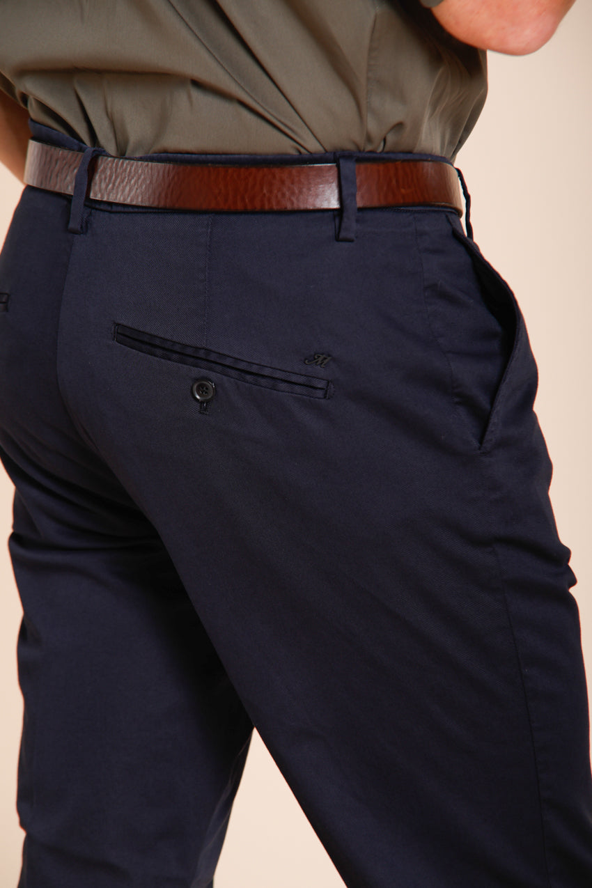 Osaka pantalone chino uomo in tricotina fine di cotone e lyocell carrot fit