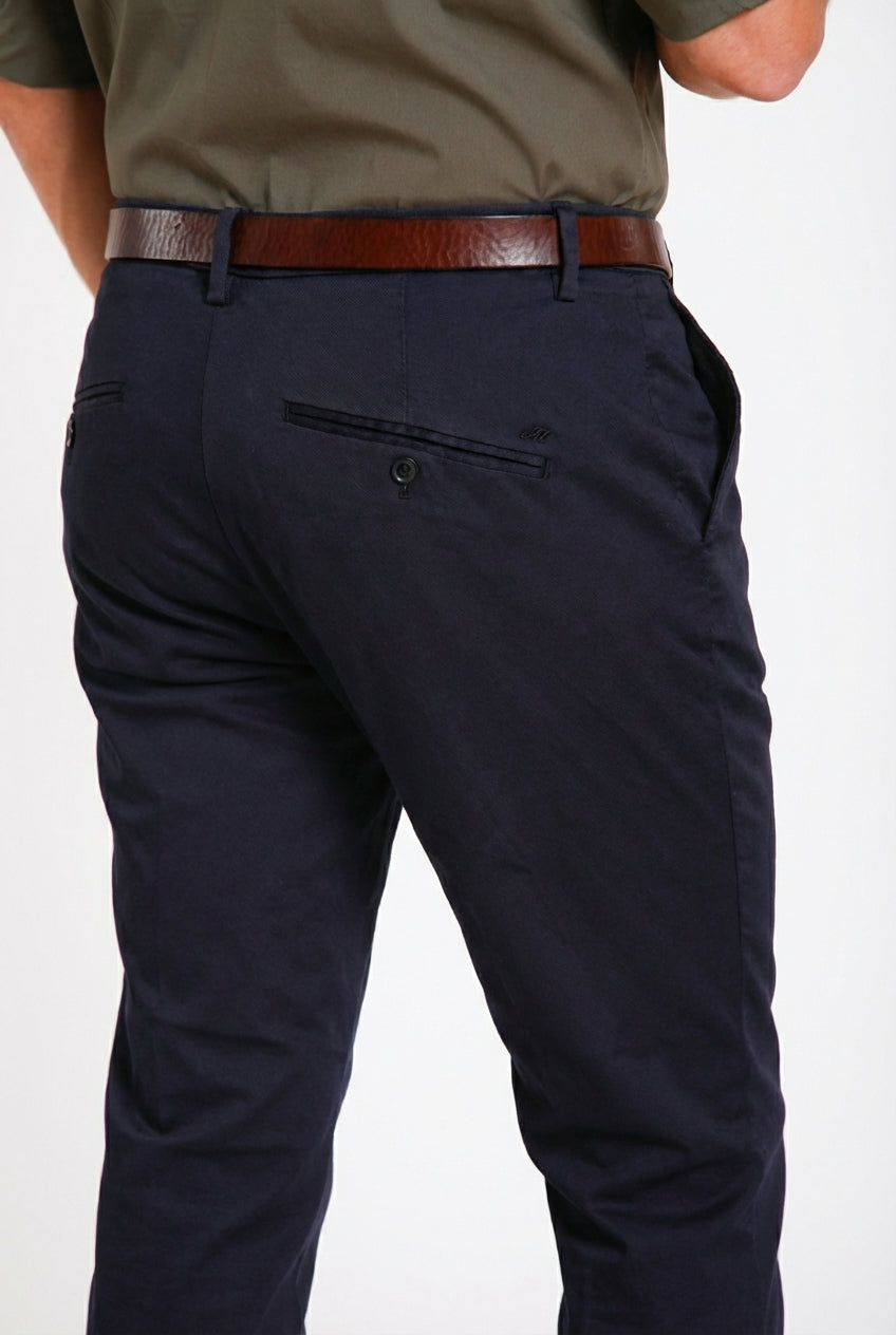 Osaka pantalone chino uomo in tricotina fine di cotone e lyocell carrot fit