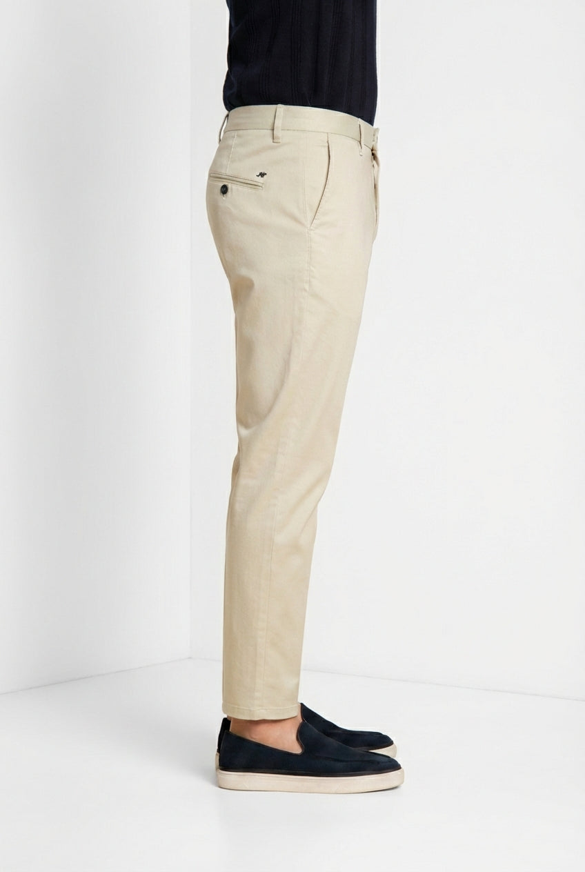 Osaka pantalone chino uomo in tricotina fine di cotone e lyocell carrot fit
