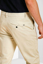 Osaka pantalone chino uomo in tricotina fine di cotone e lyocell carrot fit