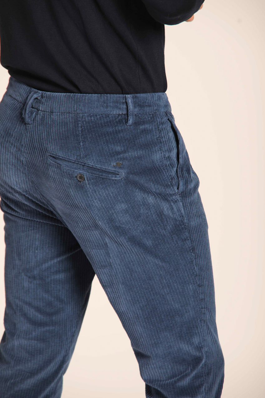 immagine 3 di pantalone chino uomo modello Osaka 1Pinces, in velluto costa francia, di colore blu navy, fit carrot di Mason's