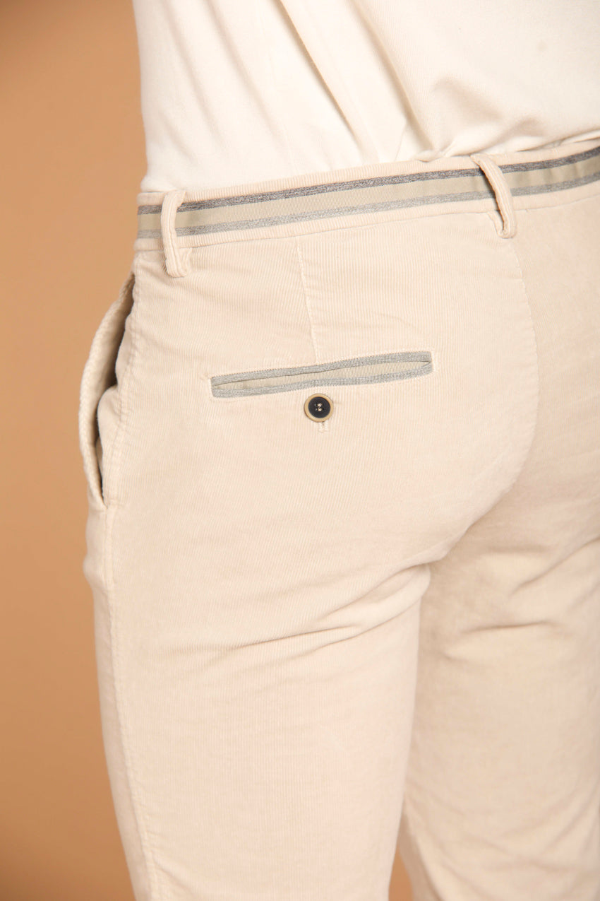 immagine 3 di pantalone chino uomo, modello Torino Winter, in velluto 1000 righe, di colore ghiaccio, slim fit di Mason's