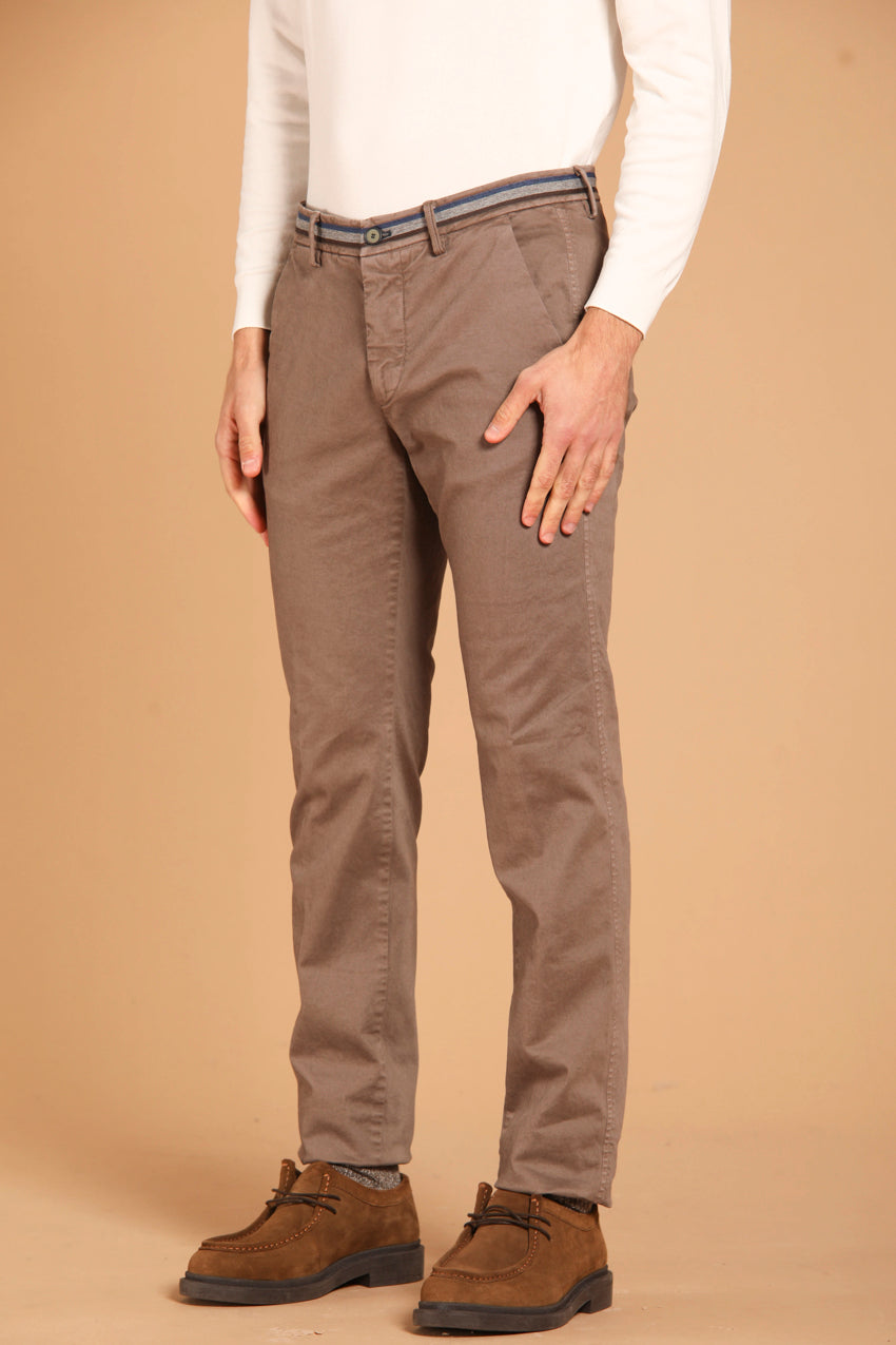 immagine 4 di pantalone chino uomo modello Torino Winter in gabardina di colore cacao, fit slim di Mason's