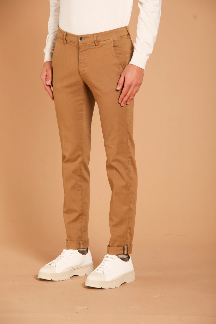 immagine 2 di pantalone chino uomo modello Torino Style in gabardina, di colore biscotto, slim fit di Mason's