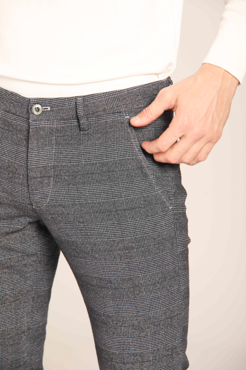 immagine 3 di pantalone chino uomo modello Torino Style, con pattern galles sfumato, di colore grigio, fit slim di Mason's