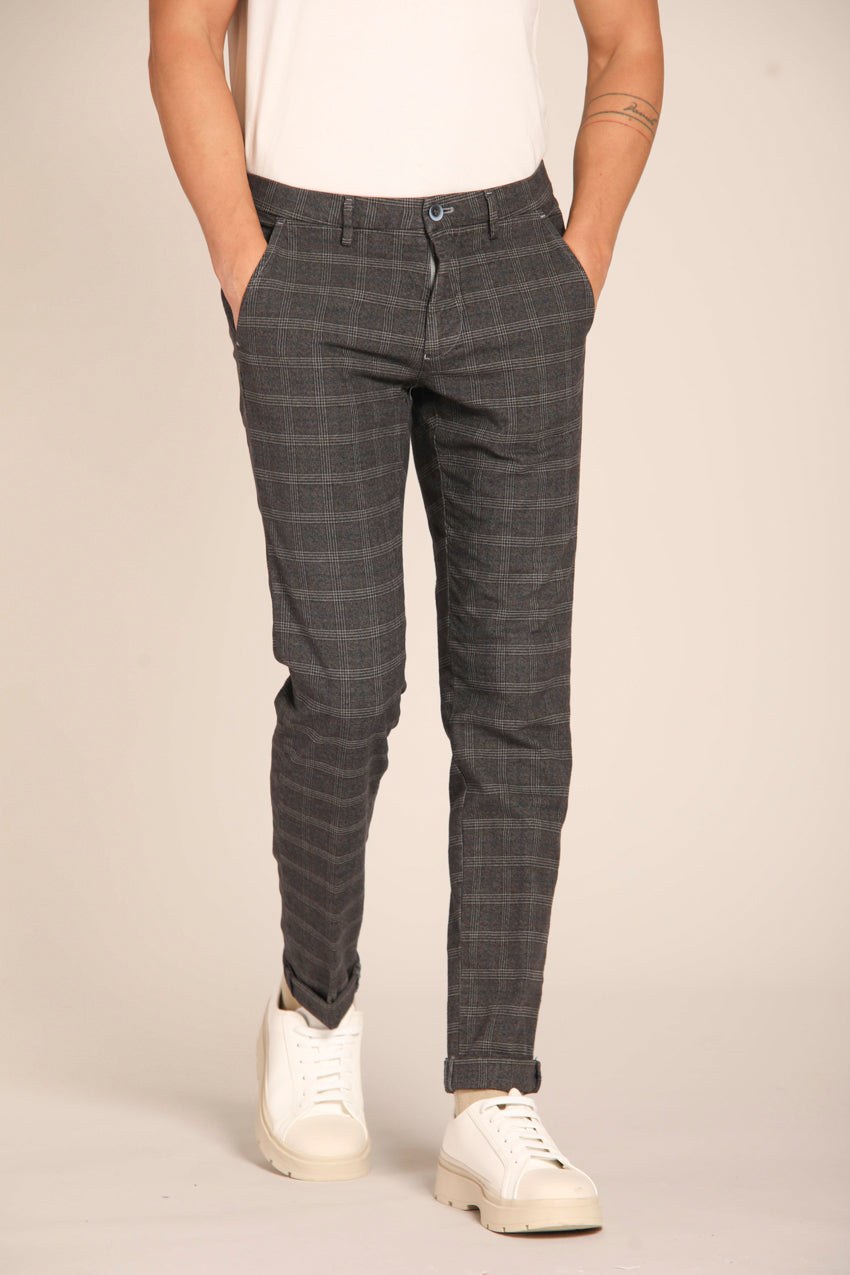 immagine 2 di pantalone chino uomo modello Torino Style, di colore celeste, slim fit di Mason's