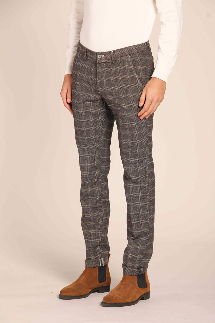 immagine 4 di pantalone chino uomo modello Torino Style, di colore ghiaccio, fit slim di mason's