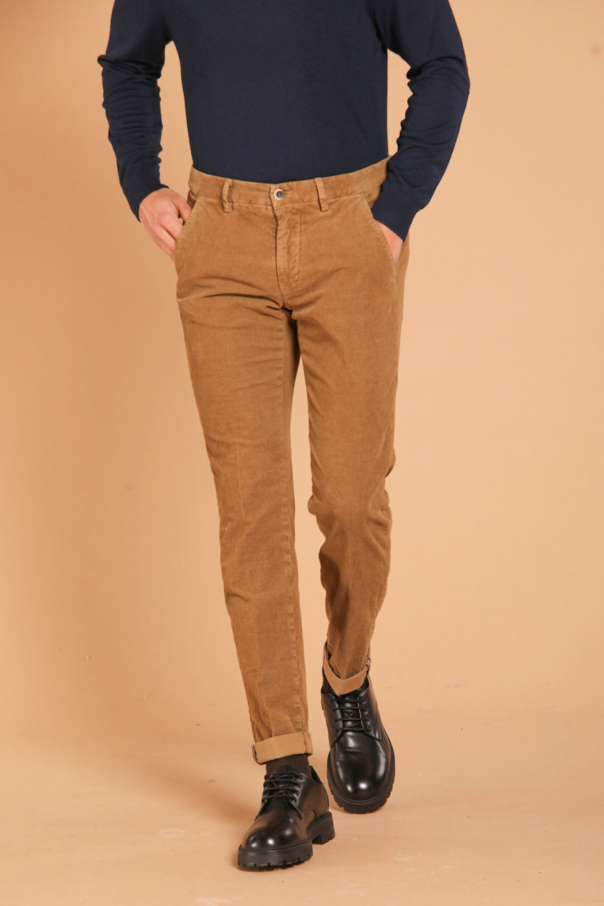 immagine 2 di pantalone chino uomo modello Torino Style, in velluto 1500 righe, di colore biscotto, fit slim di mason's
