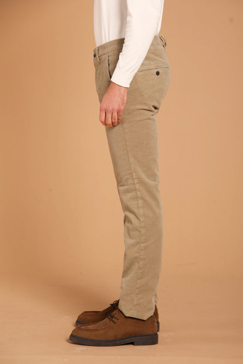 immagine 4 di pantalone chino uomo modello Torino Style, in velluto 1500 righe, di colore kaki, fit slim di mason's