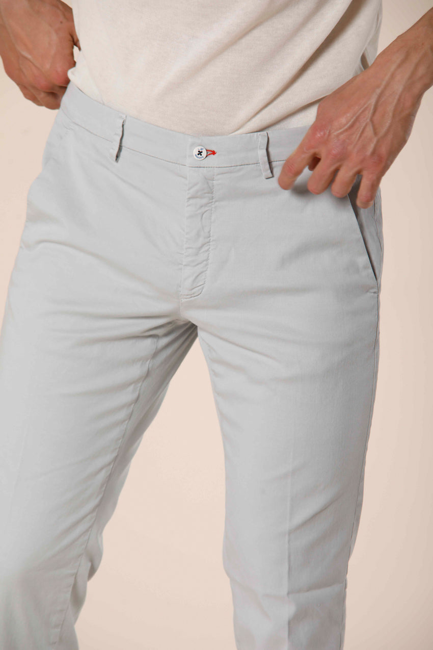 Immagine 3 di pantalone chino uomo in twill di cotone e tencel celestino modello Torino Summer Color di Mason's