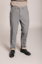 Foto 1 Boston pantalone chino uomo in cotone trama diagonale gessata relaxed fit