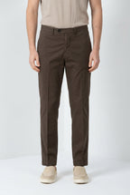 Pantalone chino uomo Boston Mason's marrone in twill relaxed fit, vista frontale su modello SS26