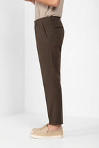 Pantalone chino uomo Boston Mason's marrone in twill relaxed fit, vista laterale su modello SS26