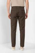 Pantalone chino uomo Boston Mason's marrone in twill relaxed fit, vista posteriore su modello SS26