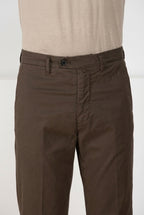 Dettaglio vita pantalone chino uomo Boston Mason's marrone in twill SS26