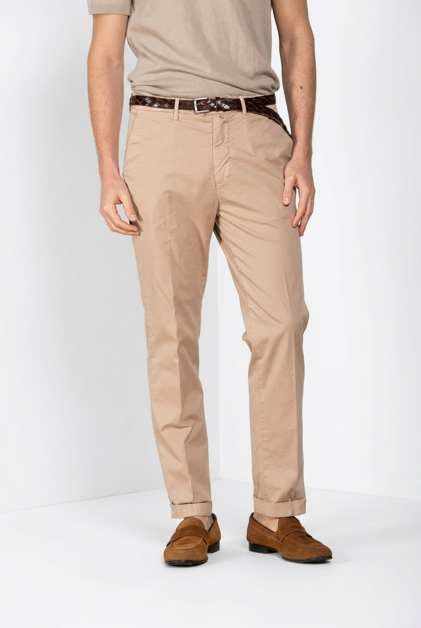 Pantalone chino uomo Boston Mason's beige medio in twill relaxed fit, vista laterale su modello SS26