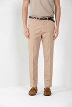 Pantalone chino uomo Boston Mason's beige medio in twill relaxed fit, vista frontale su modello SS26