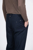 Paris pantalone chino uomo in tricotina stretch carrot fit ①