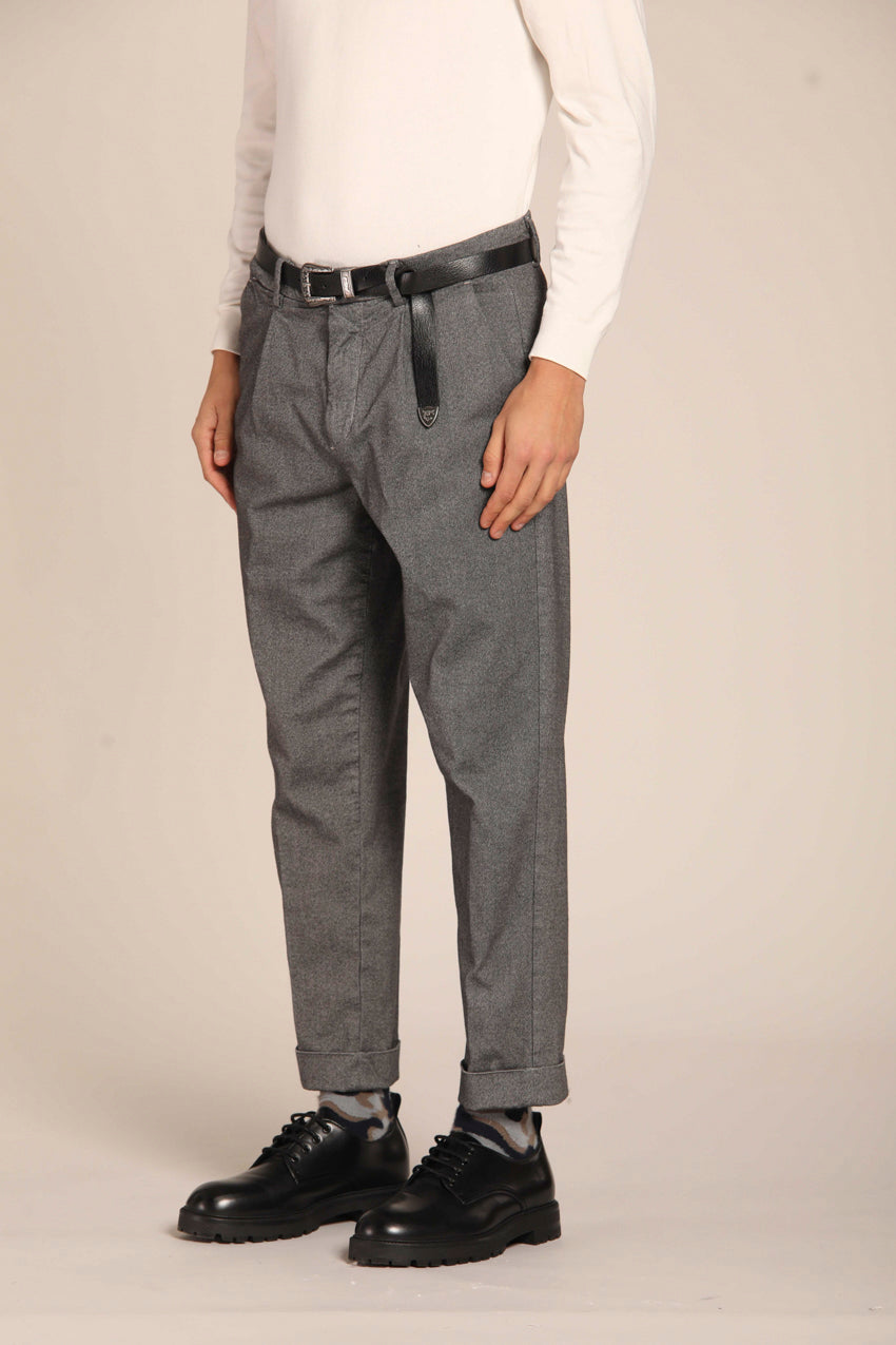 immagine 4 di pantalone chino uomo, modello Boston 1 Pinces, con microfantasia resca filo nero, di colore stucco, fit relaxed di mason's