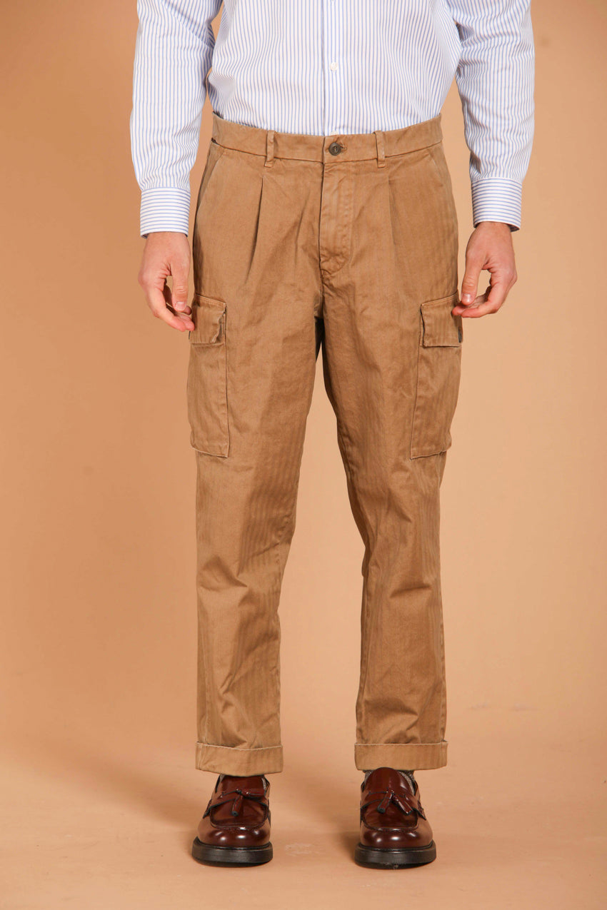 immagine 1 di pantalone cargo uomo, modello Cargo 22, di colore biscotto, fit relaxed di mason's