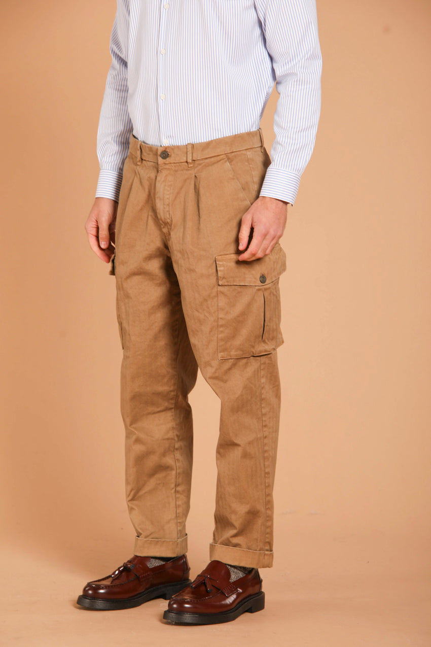 immagine 3 di pantalone cargo uomo, modello Cargo 22, di colore biscotto, fit relaxed di mason's