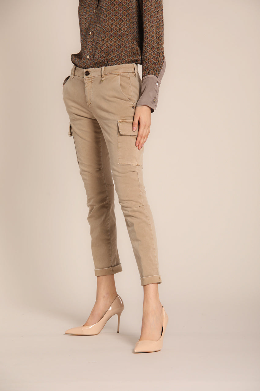 immagine 2 di pantalone cargo donna modello Chile City, di colore biscotto, in raso, fit curvy di mason's