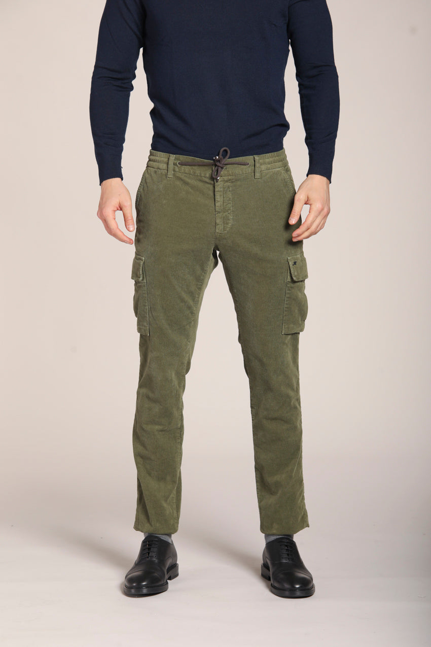 immagine 1 di pantalone cargo jogger uomo modello Chile in velluto, colore verde militare, fit extra slim di Mason's