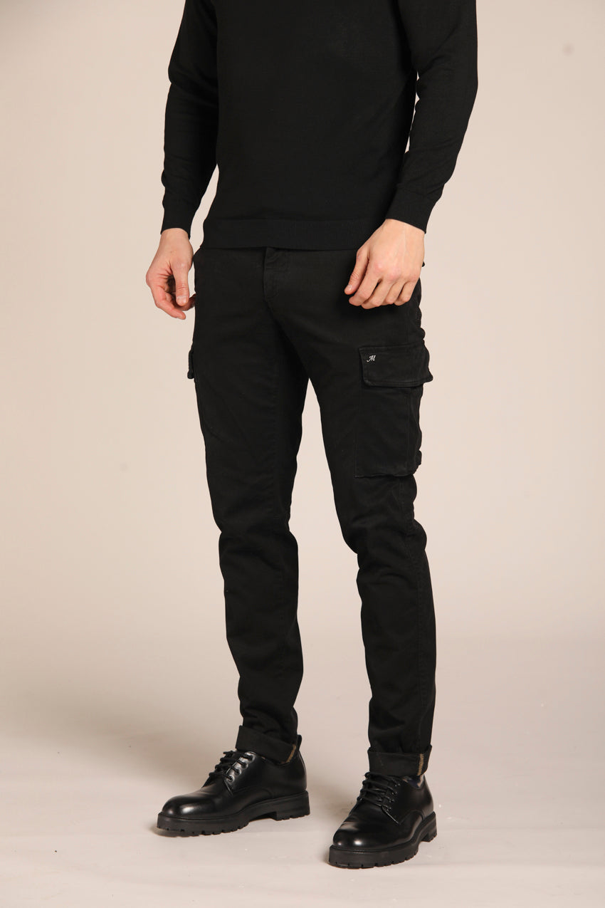 immagine 3 di pantalone cargo uomo modello Chile in nero, fit extra slim di mason's