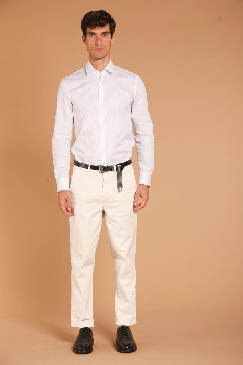 immagine 2 di pantalone chino uomo, modello Chinos 22, di colore bianco, fit relaxed di Mason's