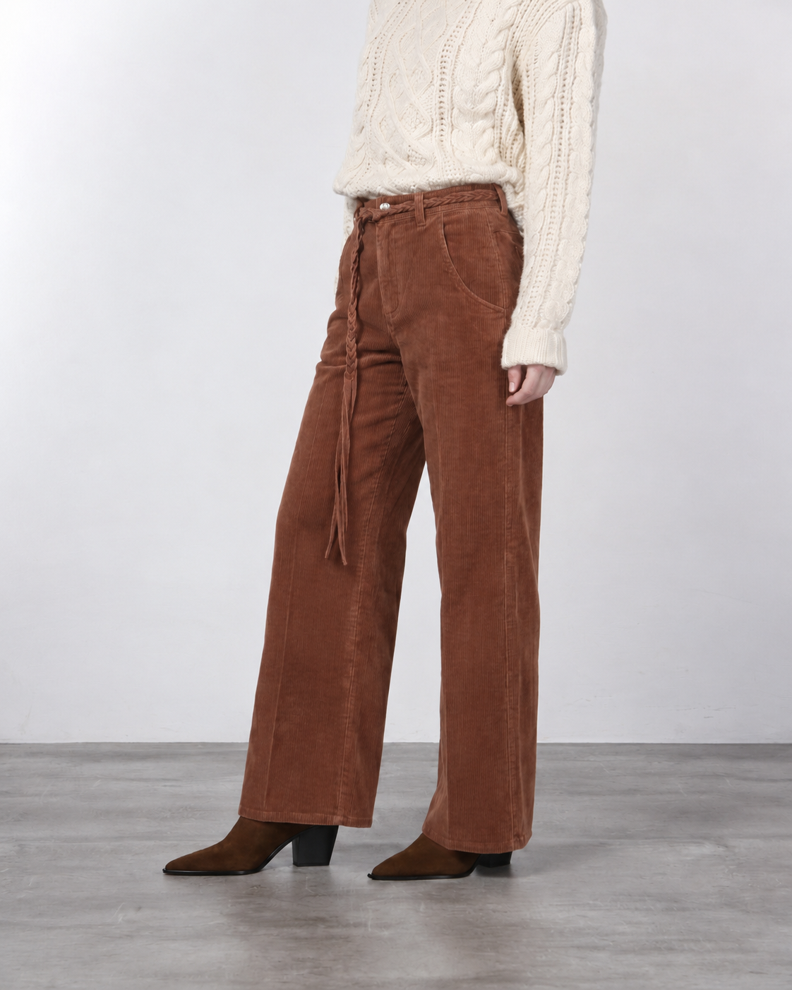 Violette Chinohose für Damen aus Twill mit balloon fit ①
