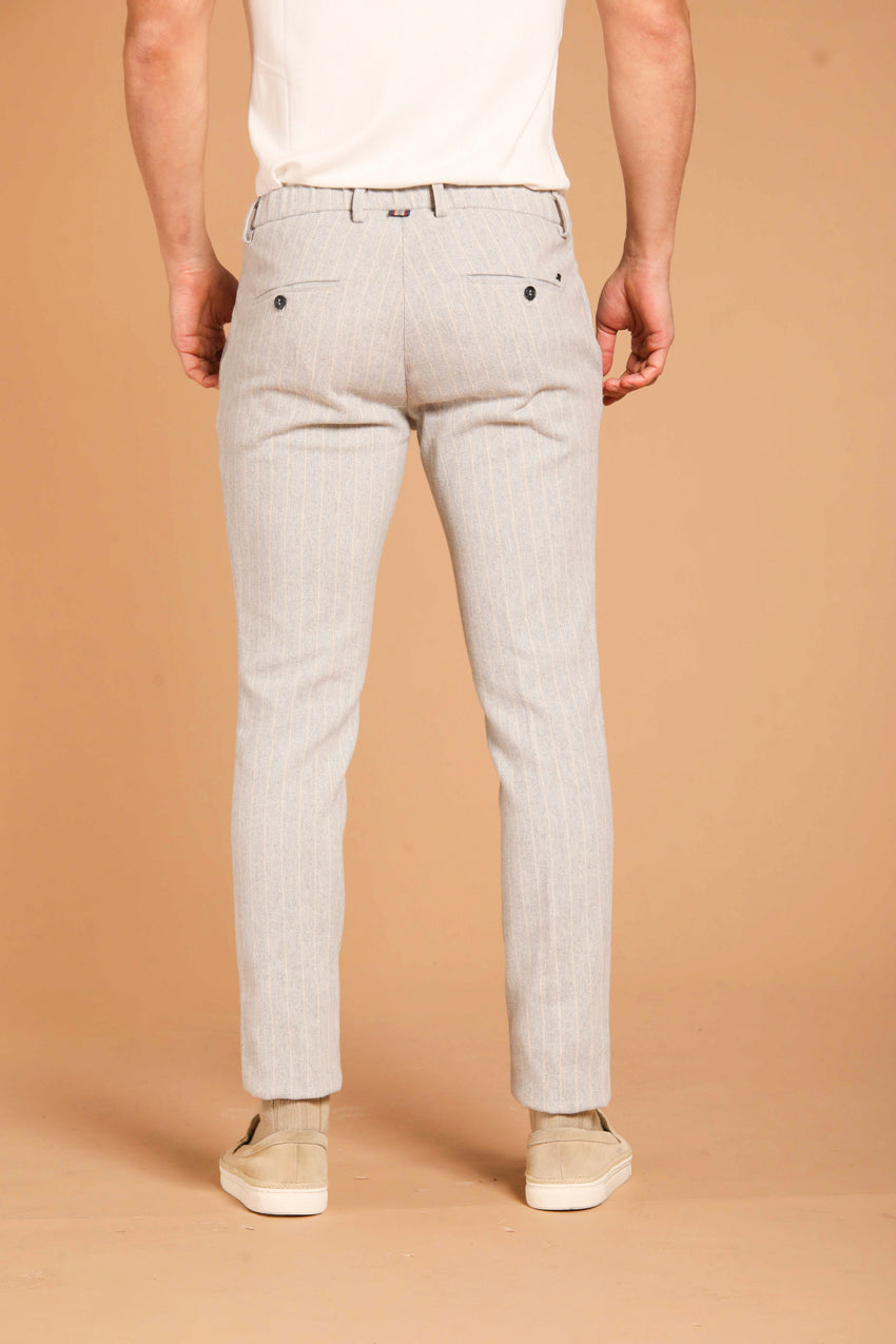 immagine 4 di pantalone chino uomo, modello Milano City String, di colore grigio, fit extra slim di Mason's