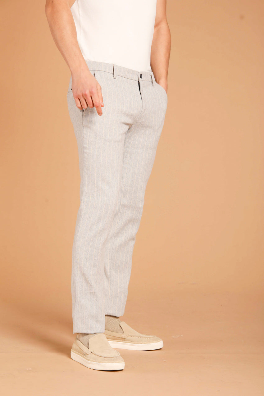 immagine 2 di pantalone chino uomo, modello Milano City String, di colore grigio, fit extra slim di Mason's